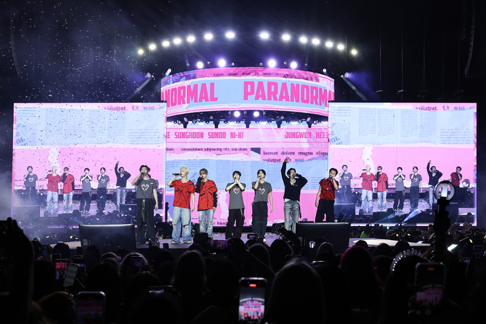 Photos: Inside ENHYPEN's WALK THE LINE U.S. Tour Finale in Los Angeles Image