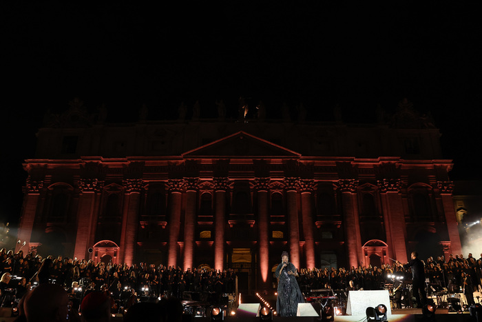 Video/Photos: Andrea Bocelli, Jennifer Hudson, & More at GRACE FOR THE WORLD Concert Image