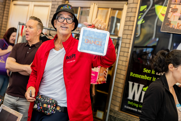 Photos: Broadway Flea Market & Grand Auction Raises Record $1,633,803 Image