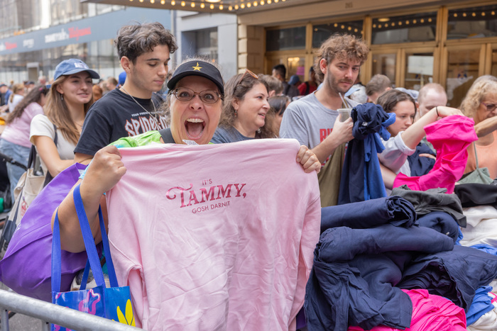 Photos: Broadway Flea Market & Grand Auction Raises Record $1,633,803 Image