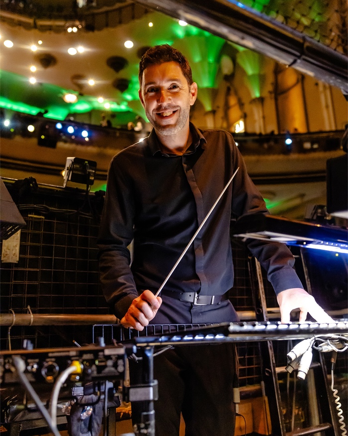 Photos: WICKED Celebrates 19th Anniversary in London With '5 Minute Call' Image