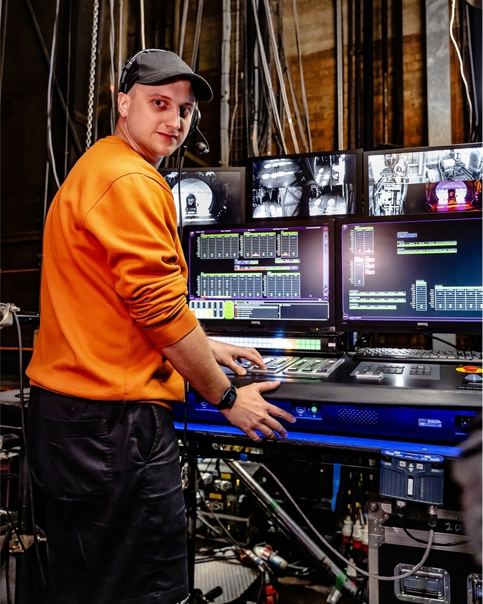Photos: WICKED Celebrates 19th Anniversary in London With '5 Minute Call' Image