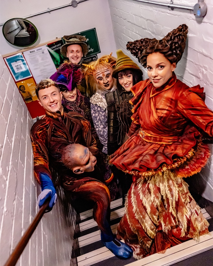 Photos: WICKED Celebrates 19th Anniversary in London With '5 Minute Call' Image