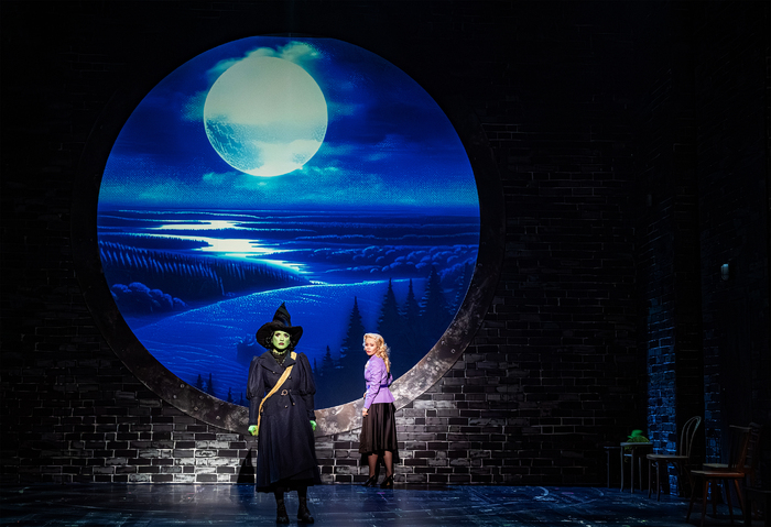 Photos: First Look at the Non-Replica Production of WICKED in Austria Image