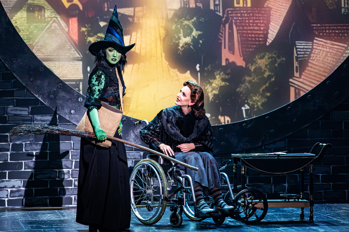 Photos: First Look at the Non-Replica Production of WICKED in Austria Image