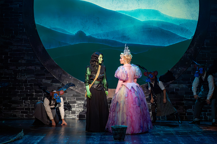 Photos: First Look at the Non-Replica Production of WICKED in Austria Image