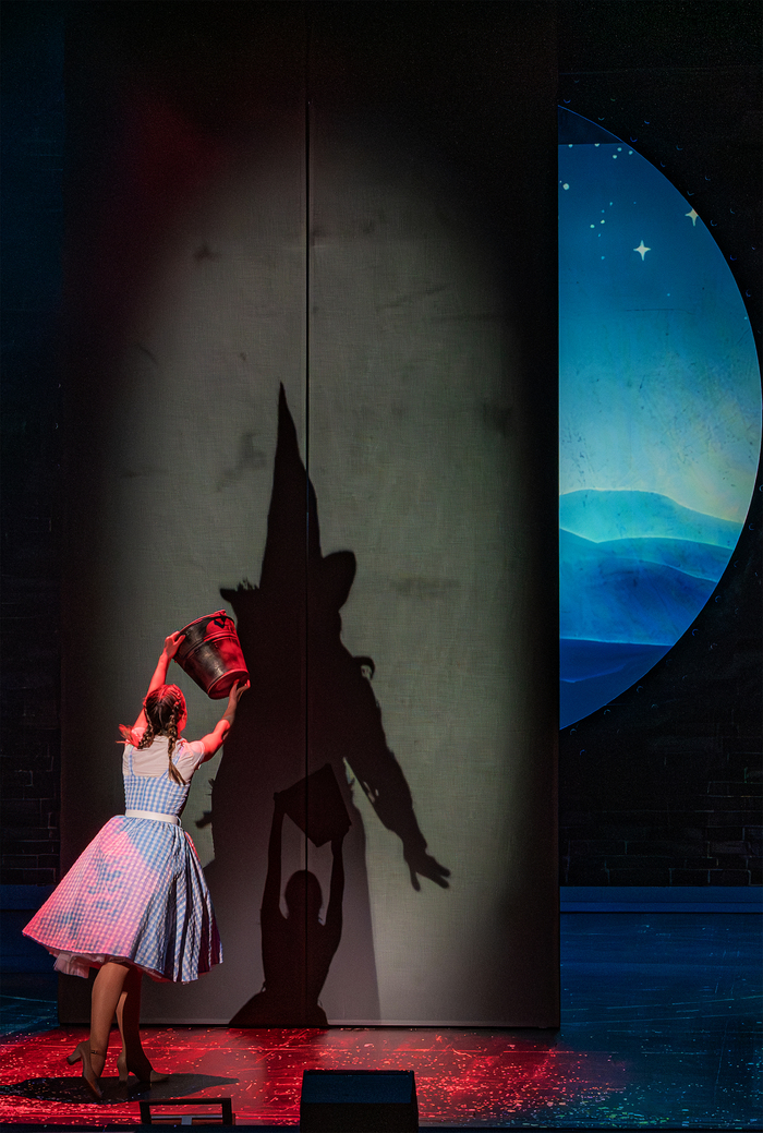 Photos: First Look at the Non-Replica Production of WICKED in Austria Image