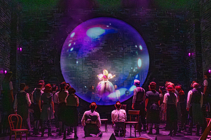 Photos: First Look at the Non-Replica Production of WICKED in Austria Image