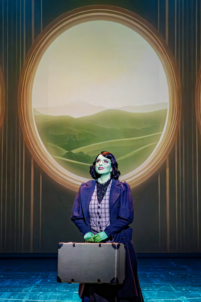 Photos: First Look at the Non-Replica Production of WICKED in Austria Image