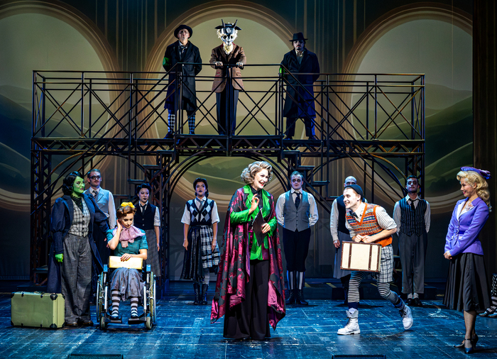 Photos: First Look at the Non-Replica Production of WICKED in Austria Image