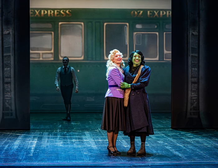 Photos: First Look at the Non-Replica Production of WICKED in Austria Image