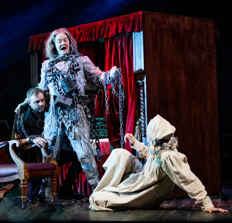 Review: CHRISTMAS CAROL GOES WRONG, Apollo Theatre Image