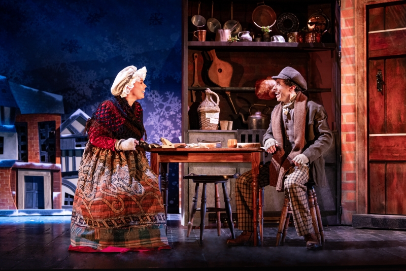 Review: CHRISTMAS CAROL GOES WRONG, Apollo Theatre Image