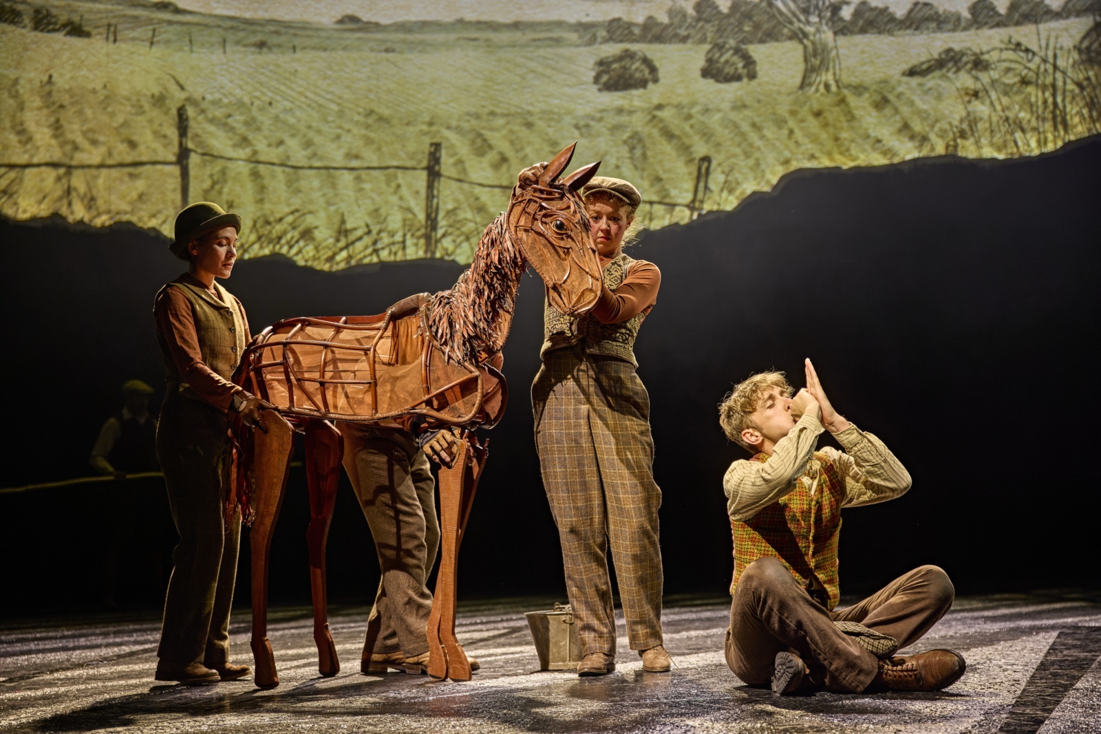 Photos: WAR HORSE Returns To National Theatre Image