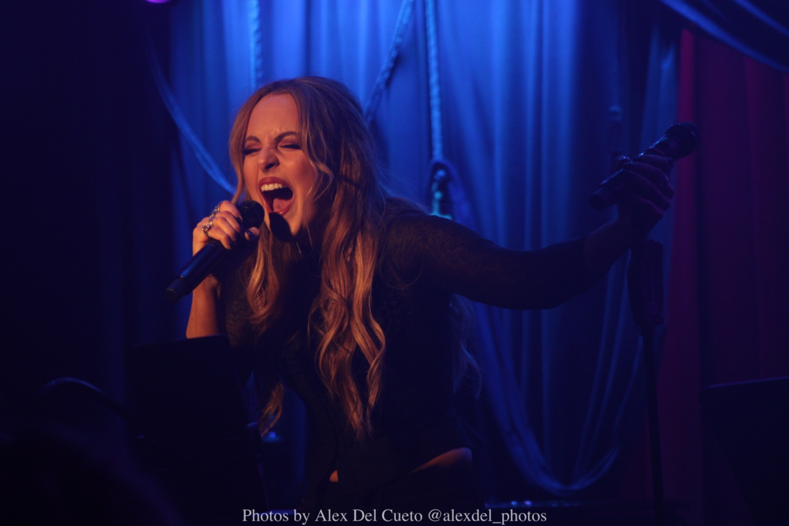 Review: Elizabeth Gillies Back us back to the 90s at The Laurie Beechman Theatre Image