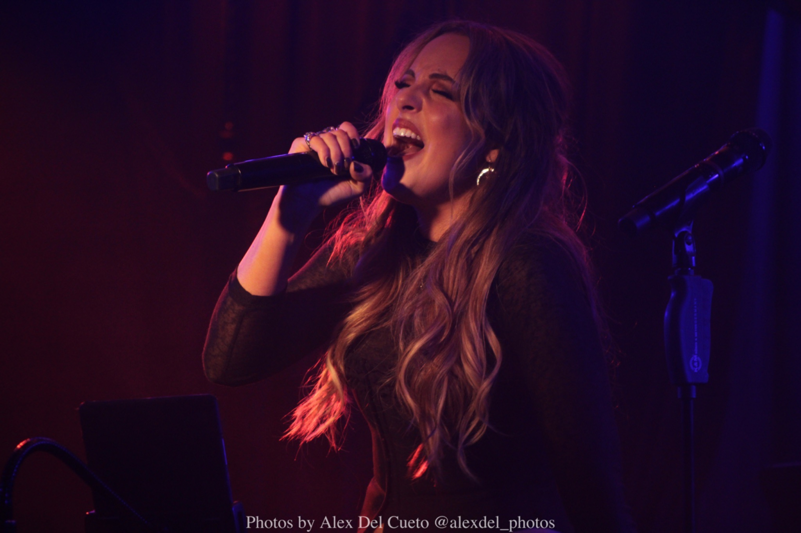 Review: Elizabeth Gillies Back us back to the 90s at The Laurie Beechman Theatre Image