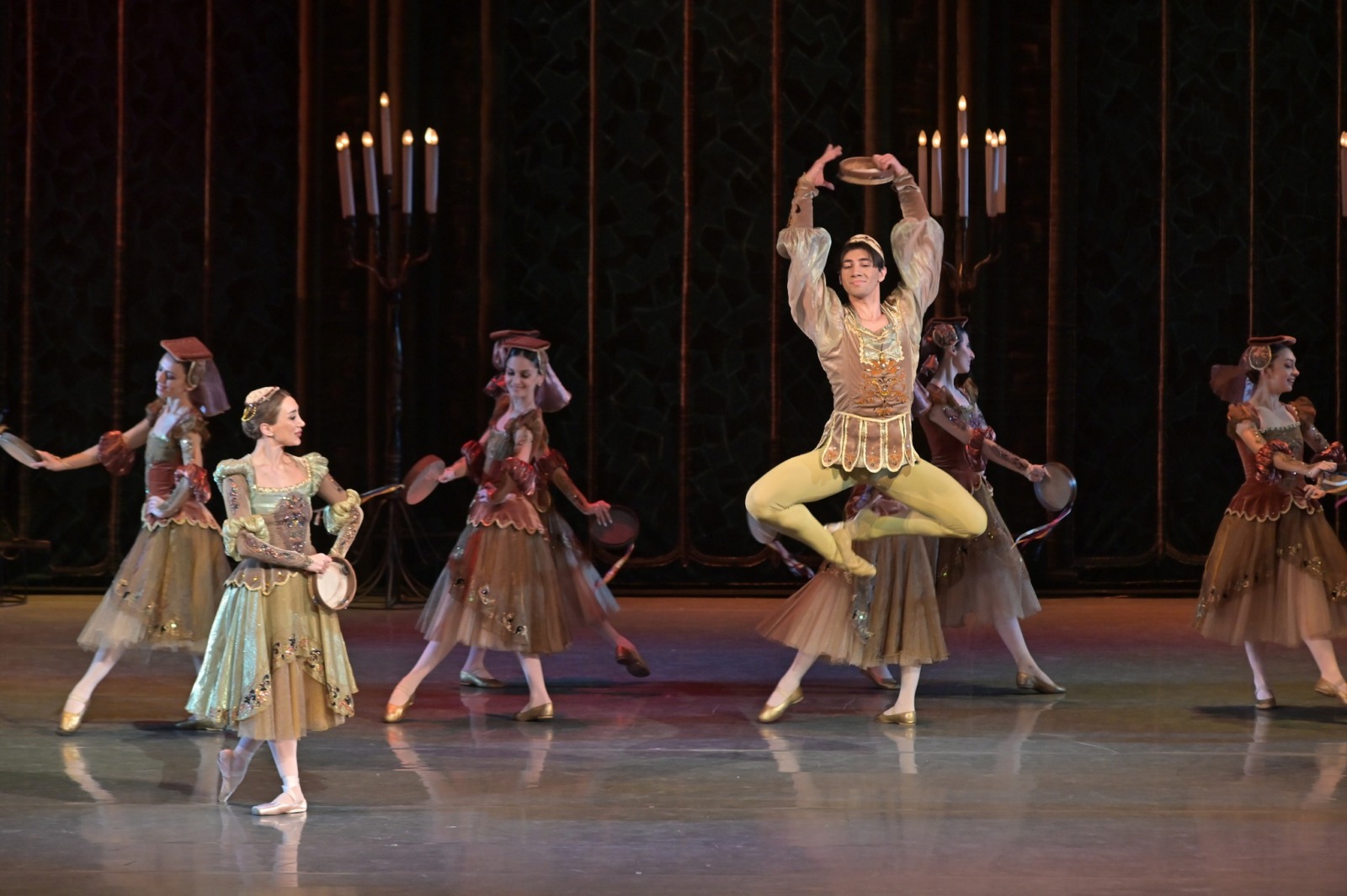 Photos: State Ballet of Georgia Performs SWAN LAKE Ahead of London Coliseum Return Image