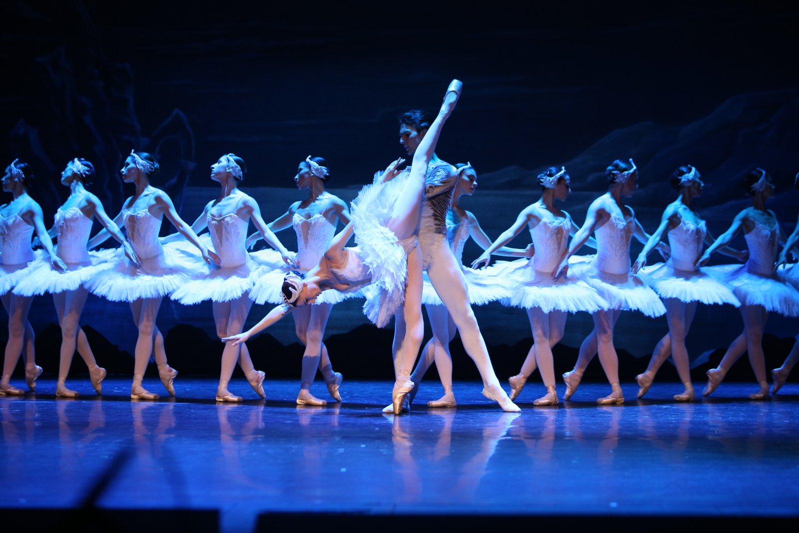 Photos: State Ballet of Georgia Performs SWAN LAKE Ahead of London Coliseum Return Image