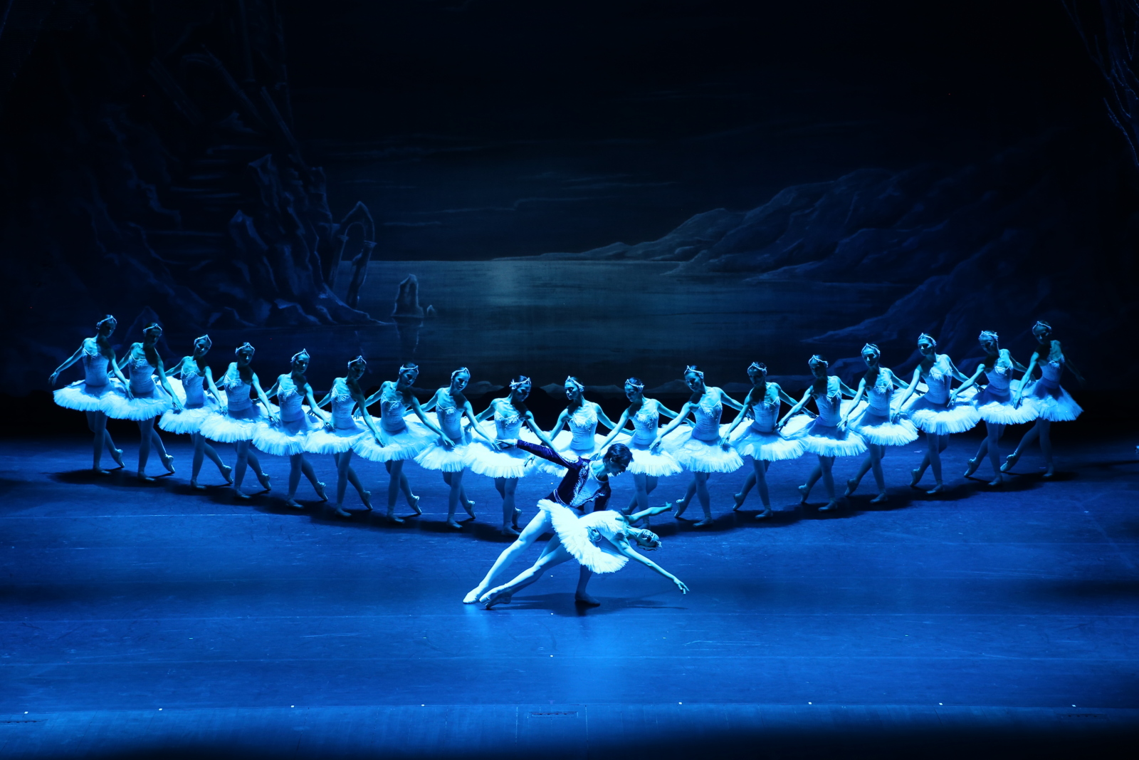 Photos: State Ballet of Georgia Performs SWAN LAKE Ahead of London Coliseum Return Image