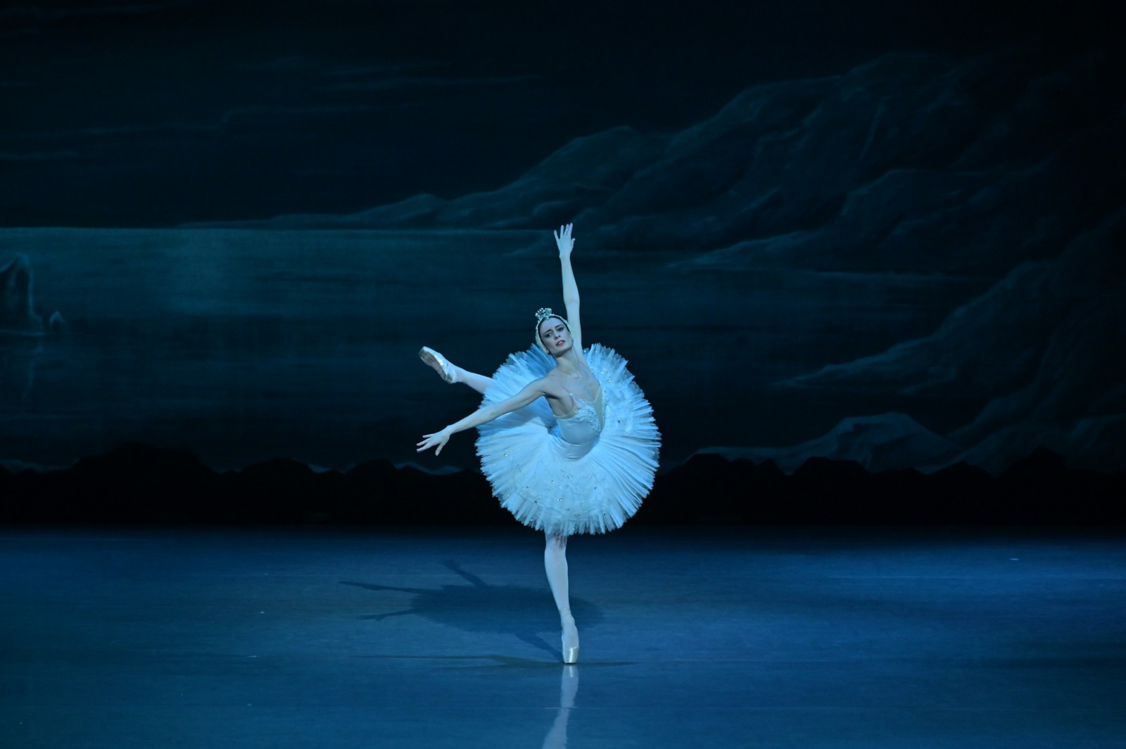 Photos: State Ballet of Georgia Performs SWAN LAKE Ahead of London Coliseum Return Image