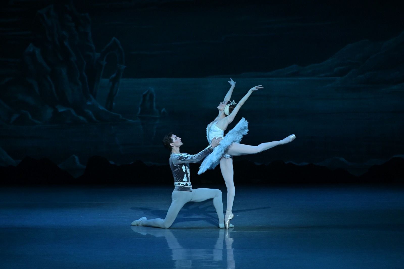 Photos: State Ballet of Georgia Performs SWAN LAKE Ahead of London Coliseum Return Image