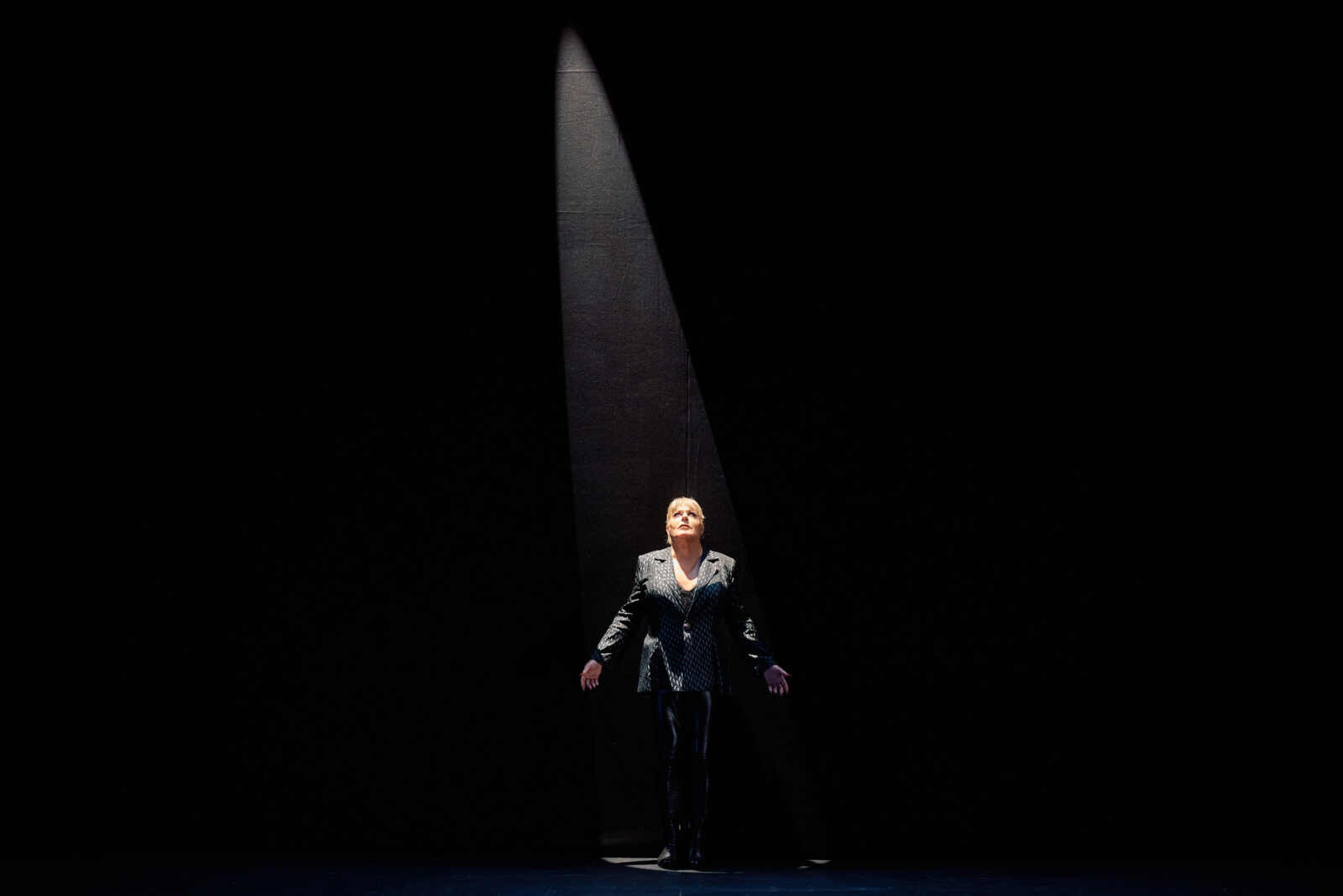 Photos: Eddie Izzard in THE TRAGEDY OF HAMLET at Sydney Opera House Image