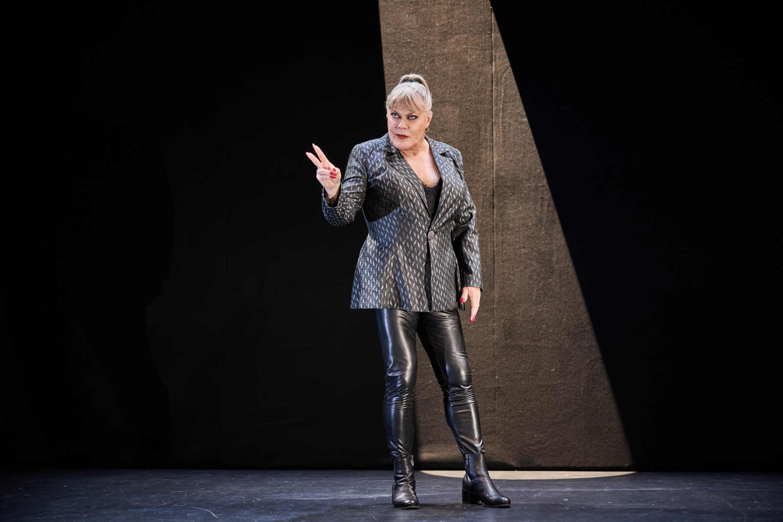Photos: Eddie Izzard in THE TRAGEDY OF HAMLET at Sydney Opera House Image