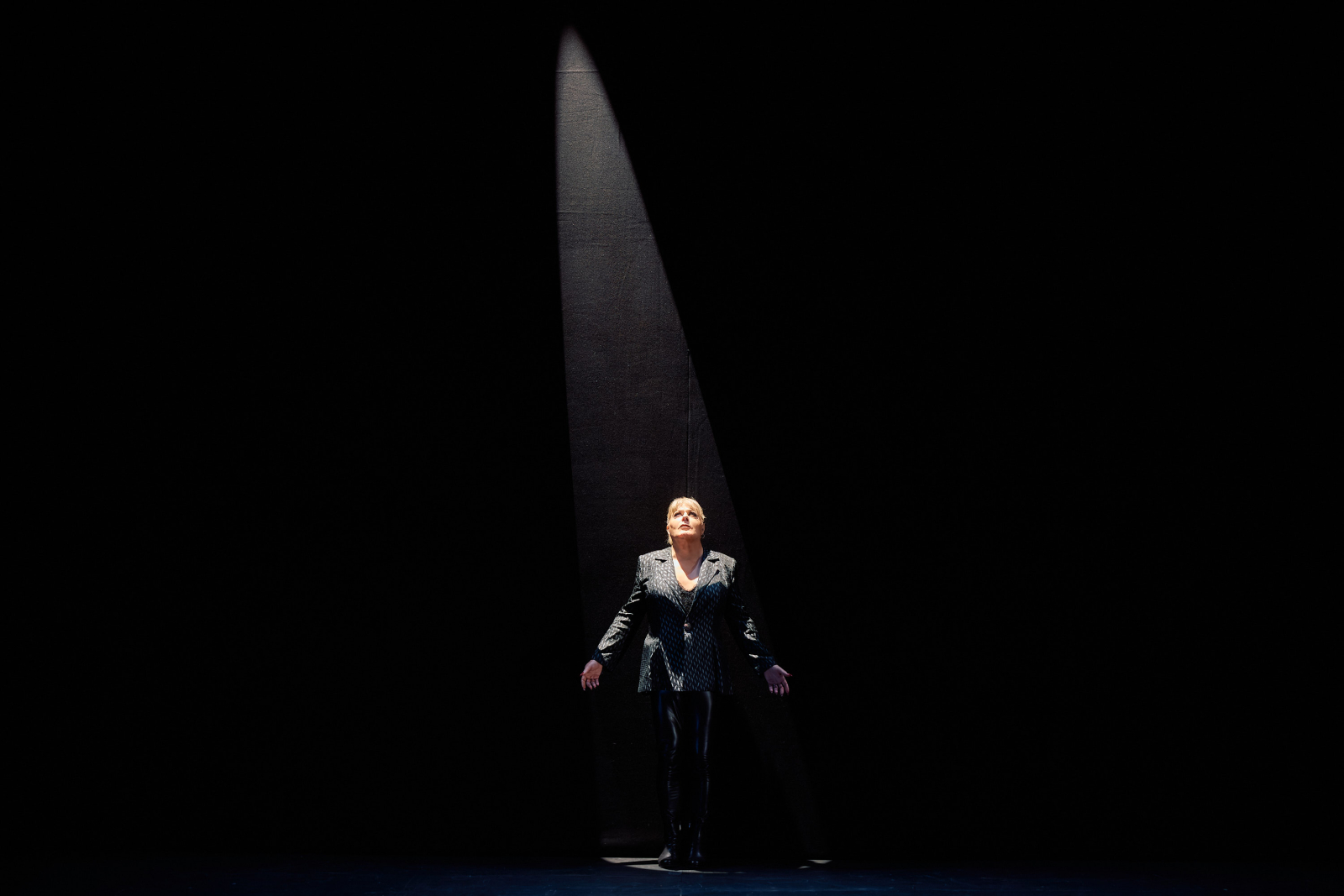REVIEW: IZZARD: THE TRAGEDY OF HAMLET Is A Phenomenal Solo Retelling Of Shakespeare’s Play Image