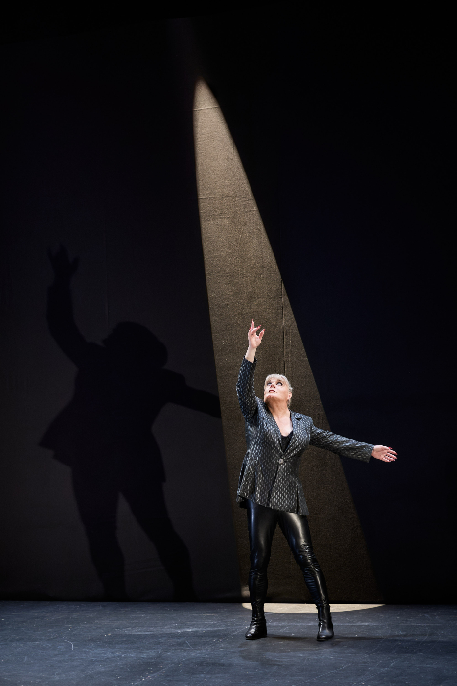REVIEW: IZZARD: THE TRAGEDY OF HAMLET Is A Phenomenal Solo Retelling Of Shakespeare’s Play Image