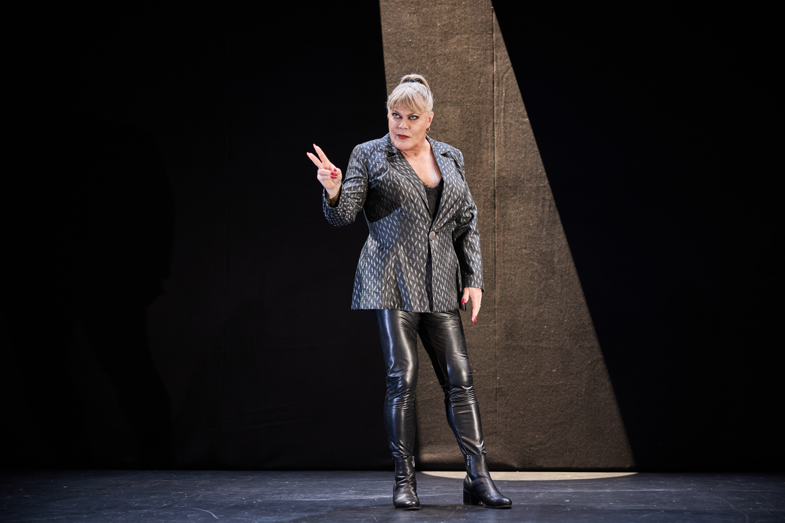 REVIEW: IZZARD: THE TRAGEDY OF HAMLET Is A Phenomenal Solo Retelling Of Shakespeare’s Play Image