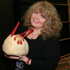 Sally Struthers with her chicken purse Photo