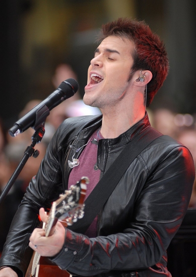 Photo Coverage: 'IDOL' Stars Kris Allen and Adam Lambert Visit NBC's Today Show Image