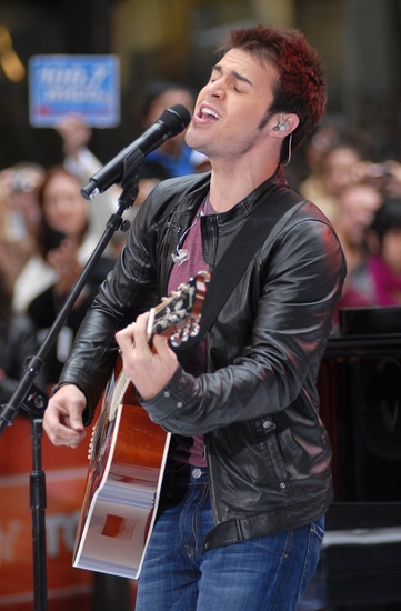 Photo Coverage: 'IDOL' Stars Kris Allen and Adam Lambert Visit NBC's Today Show Image