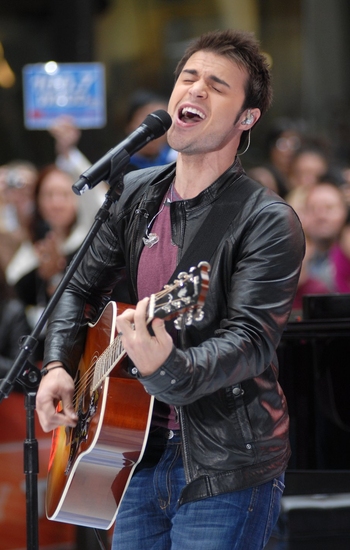 Photo Coverage: 'IDOL' Stars Kris Allen and Adam Lambert Visit NBC's Today Show Image