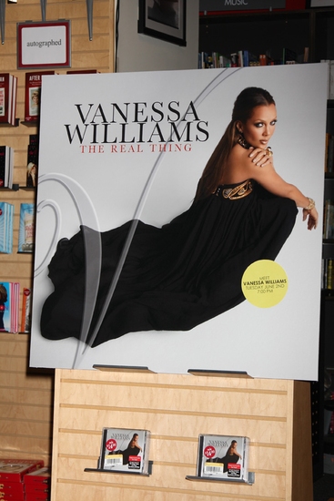 Photo Flash: Vanessa Williams Celebrates 'The Real Thing' at Borders Books Image