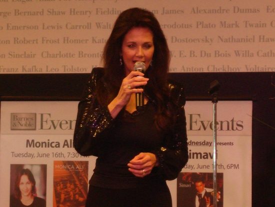 Photo Coverage: Lynda Carter Celebrates 'At Last' CD Release At Barnes & Noble Lincoln Triangle Image