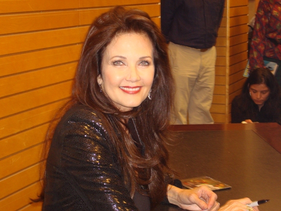 Photo Coverage: Lynda Carter Celebrates 'At Last' CD Release At Barnes & Noble Lincoln Triangle Image