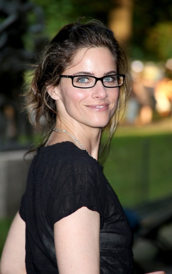 Amanda Peet Photo