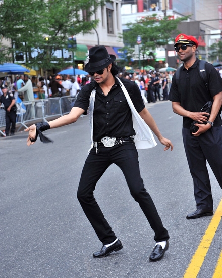 Photo Coverage: Public Memorial for Michael Jackson at the Apollo Theater Image