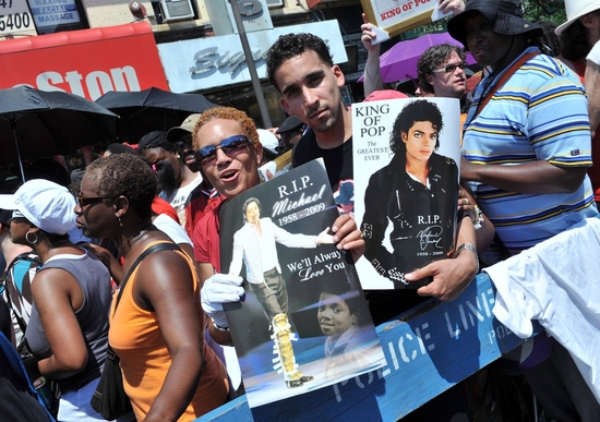 Photo Coverage: Public Memorial for Michael Jackson at the Apollo Theater Image
