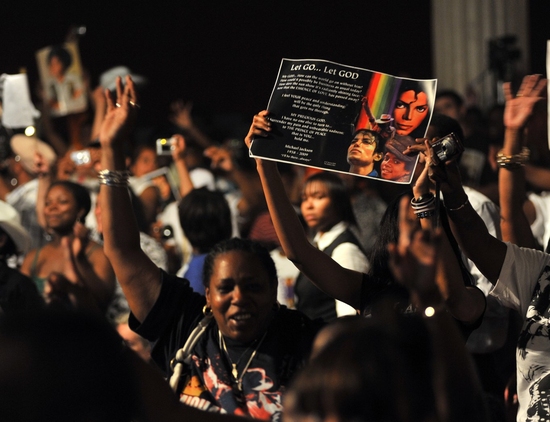 Photo Coverage: Public Memorial for Michael Jackson at the Apollo Theater Image