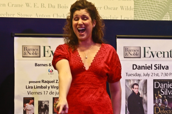 Photo Coverage: 9 To 5's Stephanie J. Block Sings And Signs At Barnes And Noble Image