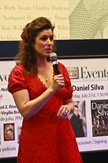 Photo Coverage: 9 To 5's Stephanie J. Block Sings And Signs At Barnes And Noble Image