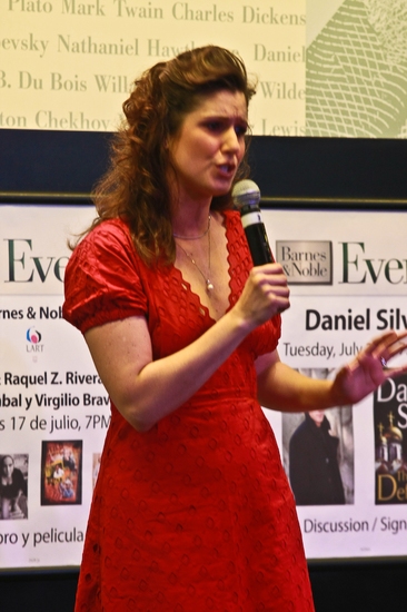 Photo Coverage: 9 To 5's Stephanie J. Block Sings And Signs At Barnes And Noble Image