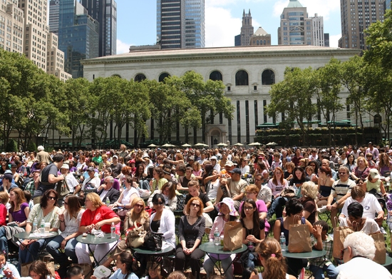 Photo Coverage: '106.7 Lite Fm Presents BROADWAY IN BRYANT PARK 2009' Begins Performances! Image
