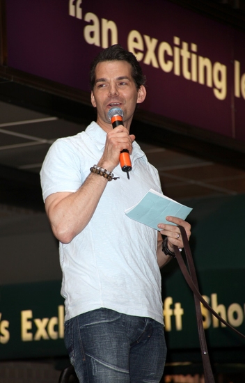 Photo Coverage: 'BROADWAY BARKS 11' In Shubert Alley Image