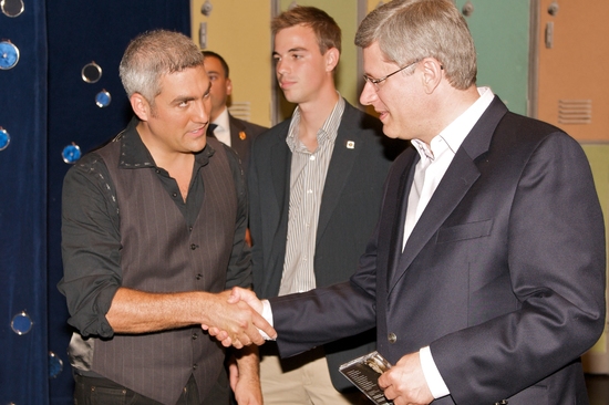 Taylor Hicks meets Prime Minister Stephen Harper Photo