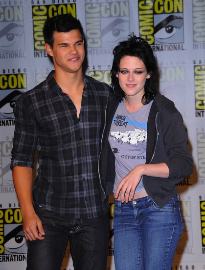 Taylor Lautner and Kristen Stewart Photo