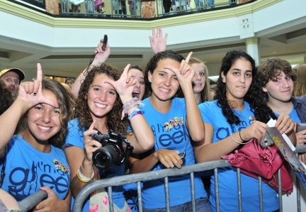 Photo Flash: The GLEE 'GLEEK' Tour Hits The Road Image