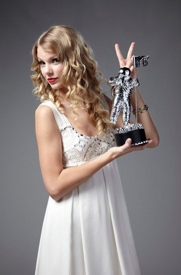 Photo Flash: MTV's 'VMA SIDE STORY' Photo Shoots Featuring Katy Perry, Ne-Yo, Taylor Swift And Cobra Starship Image